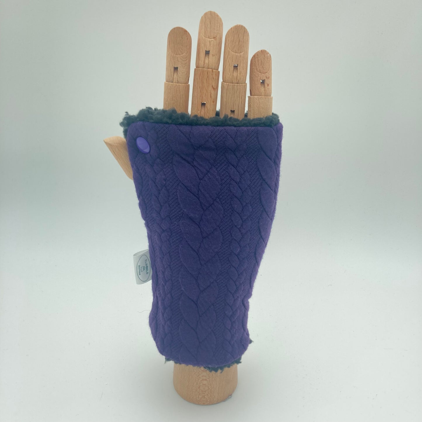 Cosy wrist warmers