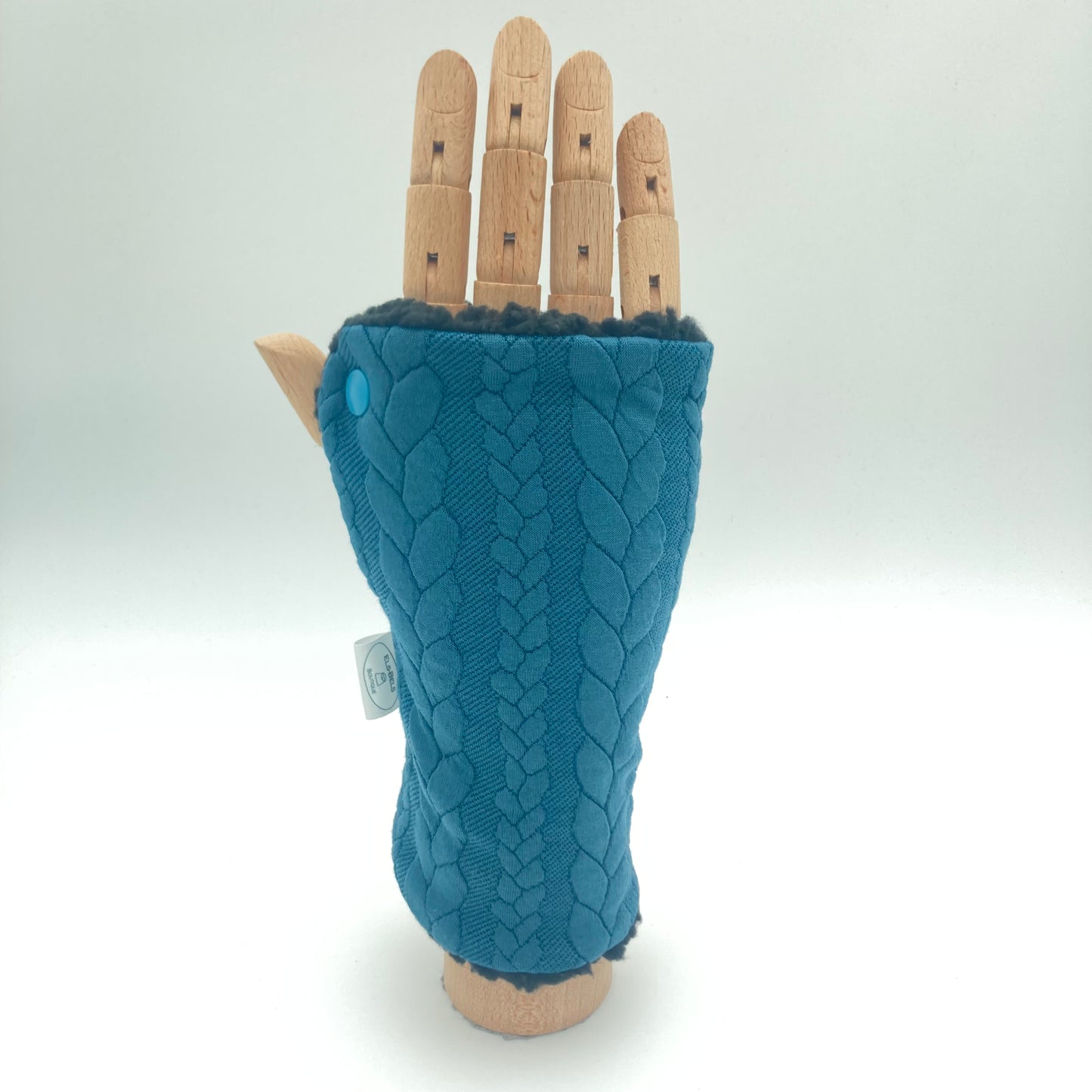 Cosy wrist warmers
