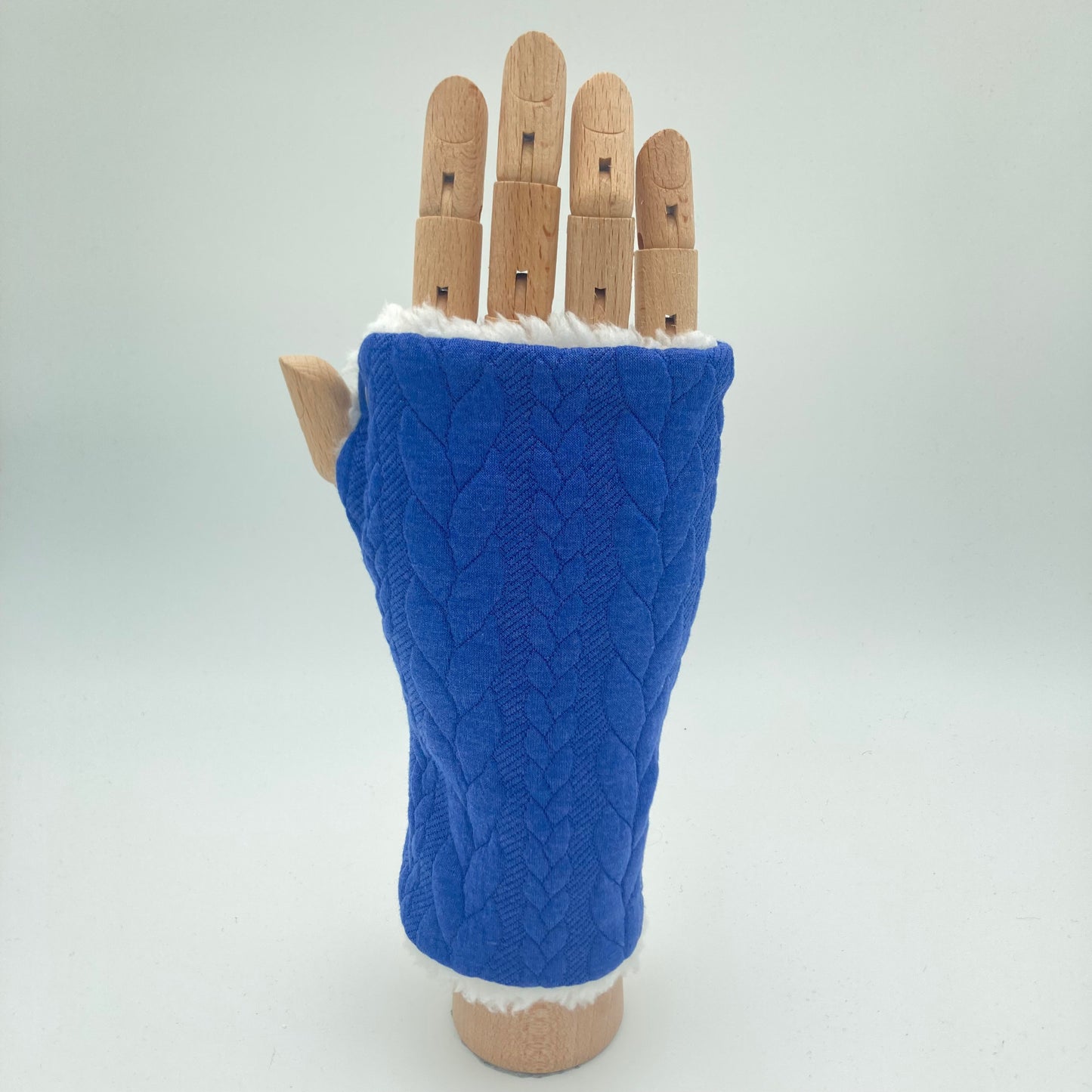 Cosy wrist warmers
