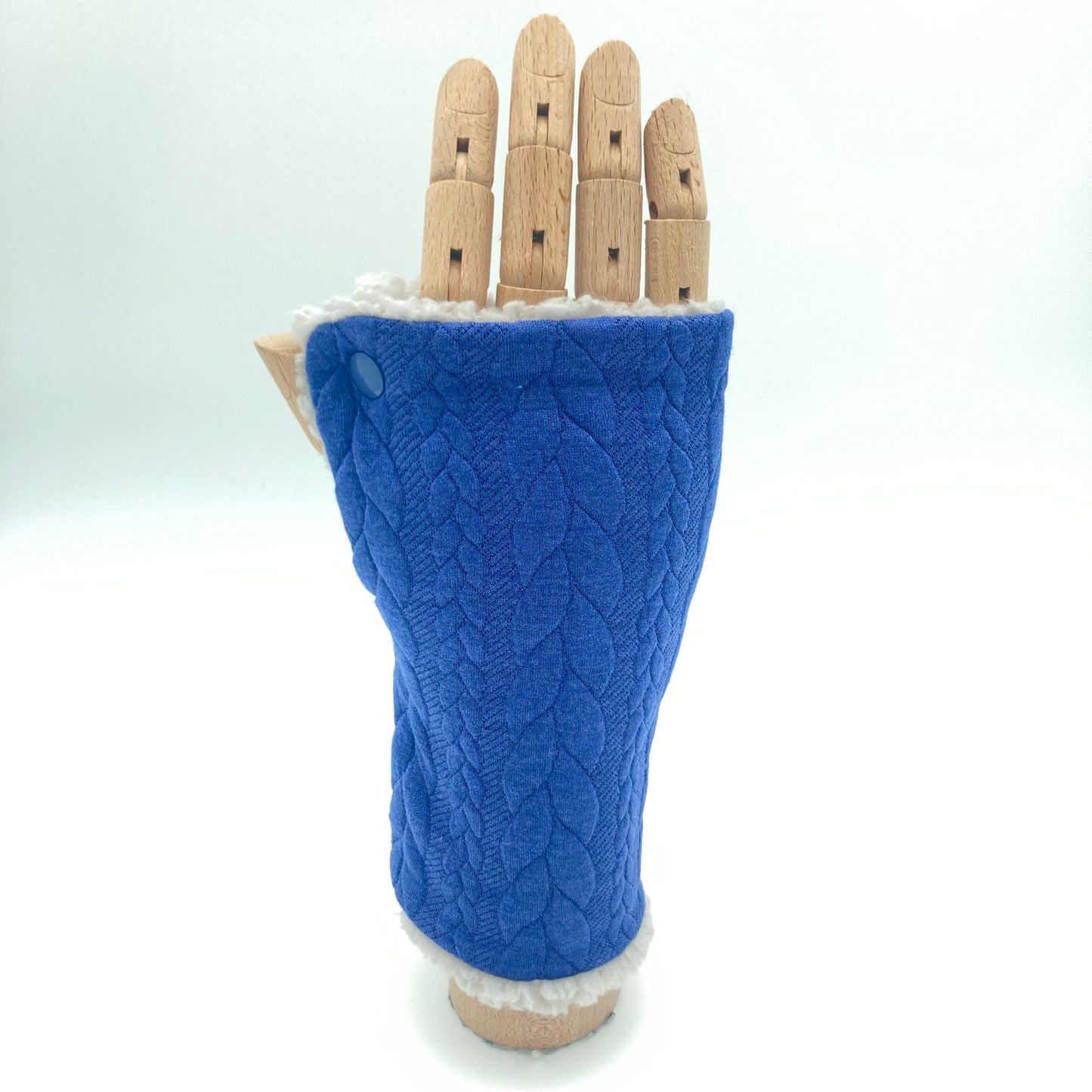 Cosy wrist warmers