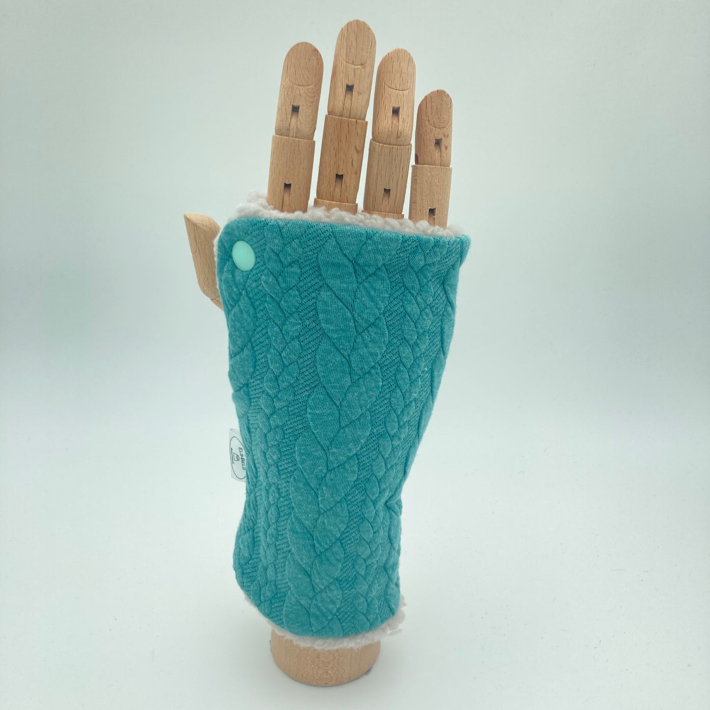Cosy wrist warmers