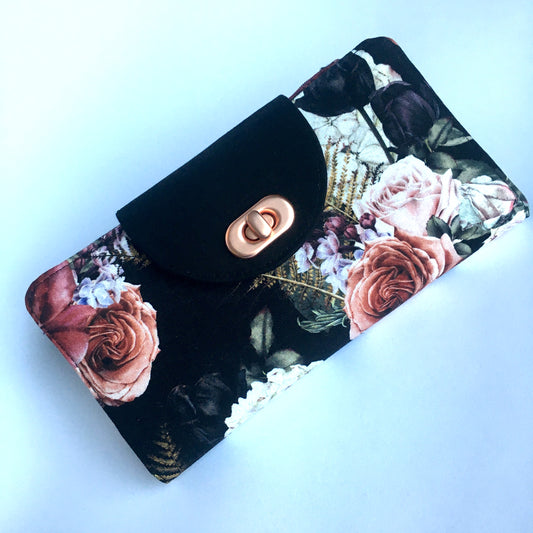 Elegant twist lock wallet